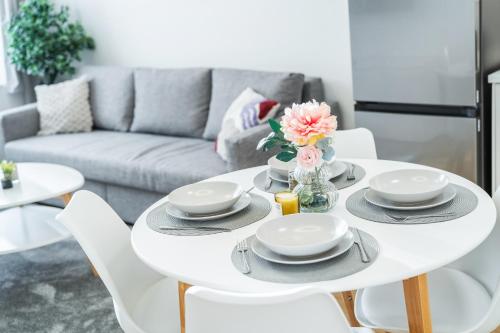 Rentero Warm and Bright Apartment at Prague