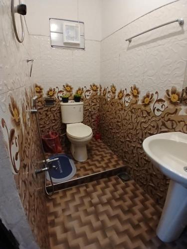 a bathroom with a toilet and a sink at Dio Green HILLTOP NUWARA ELIYA in Nuwara Eliya