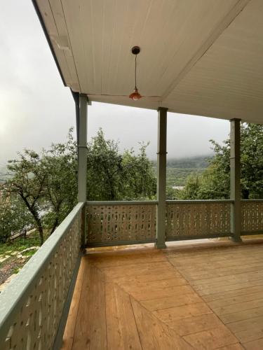 2 Floor Inn in Dilijanにあるバルコニーまたはテラス