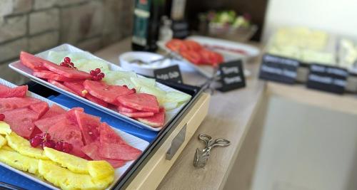 twee schalen met fruit uitgestald in een winkel bij Hotel Medium Claramar in Platja  d'Aro