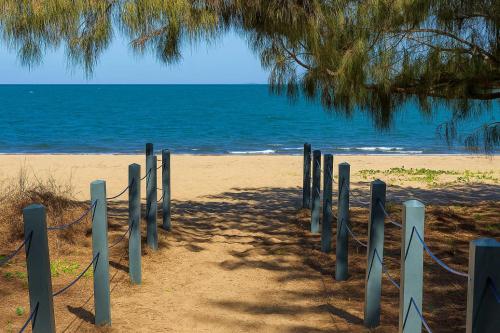 een zandstrand met een touwhek erop bij Perfection in Pallarenda With Pool & Studio Apt in Pallarenda