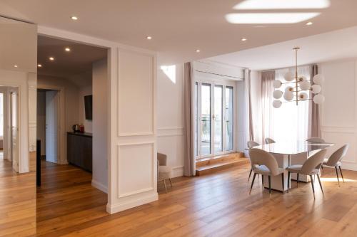 Lusso, Stile e un Meraviglioso Terrazzo nel Cuore di Milano