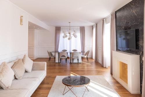 Lusso, Stile e un Meraviglioso Terrazzo nel Cuore di Milano