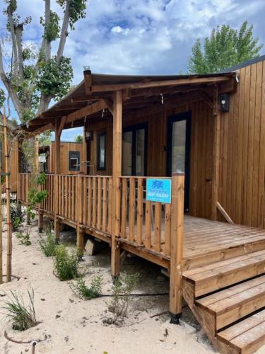 een kleine houten hut met een blauw bordje erop bij Best Holiday Port Grimaud in Grimaud