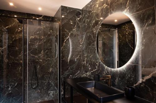 Lusso, Stile e un Meraviglioso Terrazzo nel Cuore di Milano