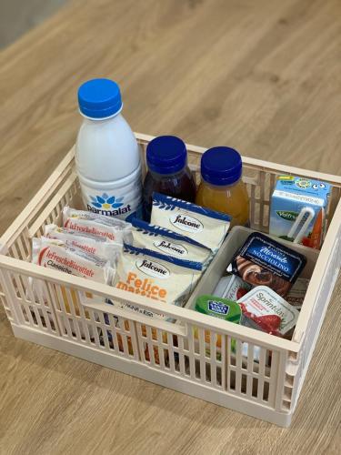 una canasta llena de comida y botellas de leche en Il Camerone, en Isola del Liri