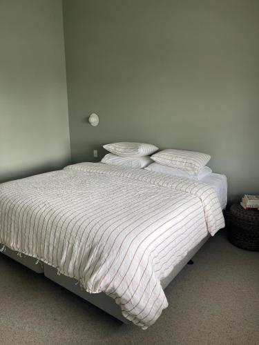 Postel nebo postele na pokoji v ubytování Gertie, Classic meets Modern with Pako next door