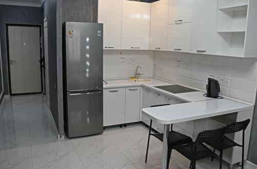 Η κουζίνα ή μικρή κουζίνα στο Элегантные Апартаментв 175 в сердце Города Алматы, ЖК Молодежный