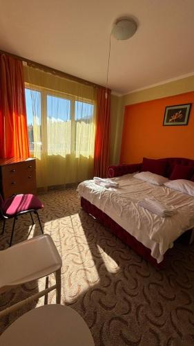 Un pat sau paturi într-o cameră la Hotel Iri