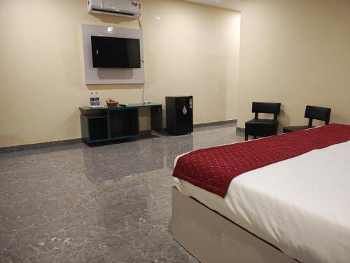 Una televisión o centro de entretenimiento en TAG Kaksh