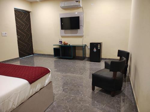 Una televisión o centro de entretenimiento en TAG Kaksh