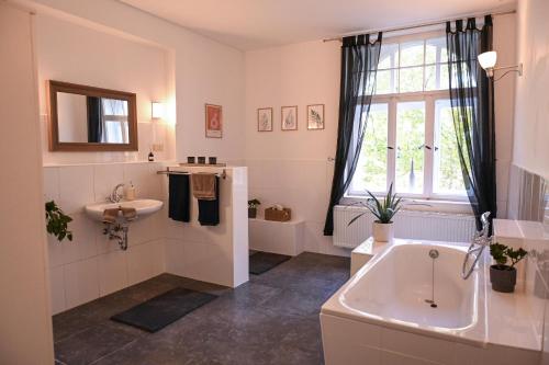 un baño con bañera y lavabo en Sleep Space 1 - Green&Tiny Spot Osterwieck Birkenmühle, en Osterwieck