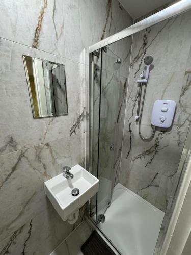 Ένα μπάνιο στο Cosy en-suite 15 min from Heathrow airport