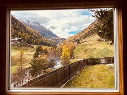 een raam met uitzicht op een vallei bij Haus Freistabl in Sölden