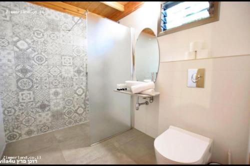 Koupelna v ubytování נופים בלבן - בקתה עם אמבט ספא מלבני ענק ובריכה פרטית