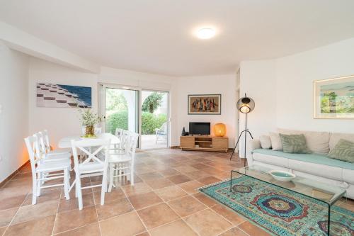 Et tv og/eller underholdning på Villa Ficus mediterranean style villa with pool