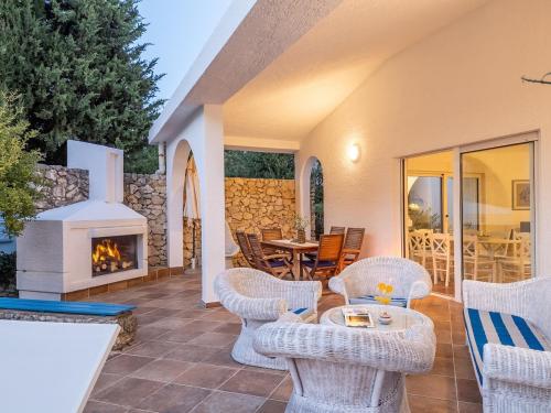 Et opholdsområde på Villa Ficus mediterranean style villa with pool