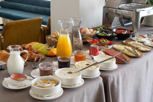 Una mesa con alimentos y bebidas para el desayuno. en Stars by Castor & Pollux, en Tiflis