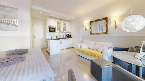 un soggiorno con divano giallo e una cucina di strandnahe FeWo Villa Jugendglück 04 in Binz ID 504 a Binz