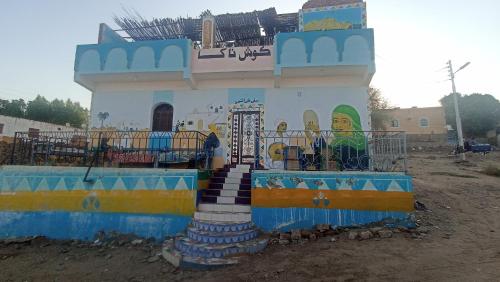 een gebouw met een schilderij aan de zijkant bij Nubian house in Jazīrat Salūjah