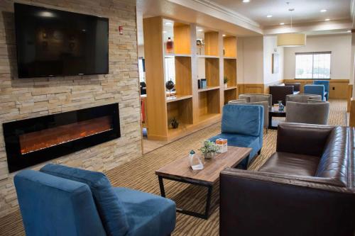 a waiting room with couches and a fireplace at Comfort Suites El Paso Airport in El Paso