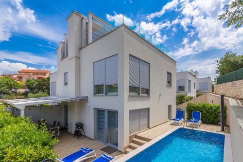 Luxurious villa with heated pool and rooftop jacuzzi