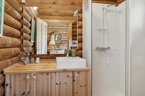 Koupelna v ubytování Nordic Log Cabin With Views Over The Fields