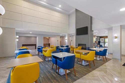 Μια τηλεόραση ή/και κέντρο ψυχαγωγίας στο Comfort Inn & Suites Savannah Airport