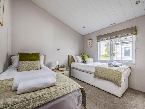 Ένα ή περισσότερα κρεβάτια σε δωμάτιο στο Gorgeous Home in Lakeside Park Pass The Keys