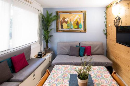 Una pequeña sala de estar con un sofá y un televisor. en Deluxe Appartement, Charmant, au cœur du centre-ville, NICE CENTRE, en Niza