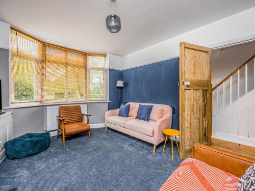 un salon avec un canapé et une chaise dans l'établissement Charming Family Home with Parking Pass The Keys, à Chichester