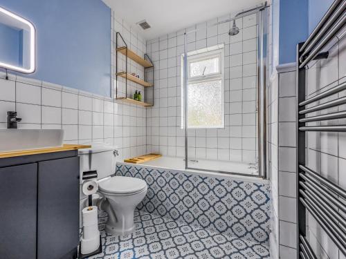 une salle de bain avec toilettes, baignoire et lavabo dans l'établissement Charming Family Home with Parking Pass The Keys, à Chichester