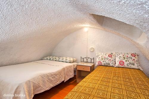 Ένα ή περισσότερα κρεβάτια σε δωμάτιο στο YANNIS and EFI CAVE HOUSE-SUNSET-