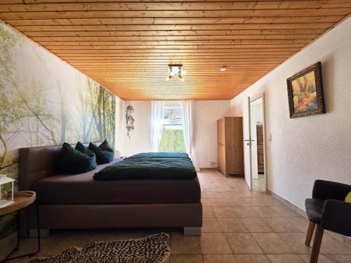 Un dormitorio con una cama y un techo de madera. en Nussperle, en NuÃŸbaum