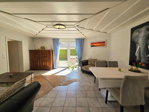 una sala de estar con un sofá y una mesa en Nussperle, en NuÃŸbaum