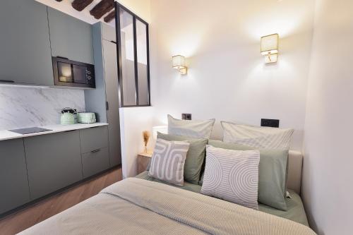 Parisian Gem with Stunning View - By Éditions Slim Paris