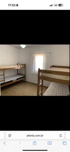 Ένα ή περισσότερα κρεβάτια σε δωμάτιο στο Casa pé na areia