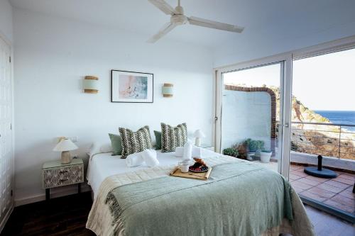 a bedroom with a bed with a view of the ocean at Moonkey - Casa El Cabo in Balcon del Mar