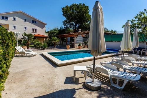 Family friendly apartments with a swimming pool Sveti Anton, Krk - 5291