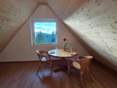 FaulenfürstSchwarzwaldblick Rothaus的一间有桌子、椅子和窗户的餐厅