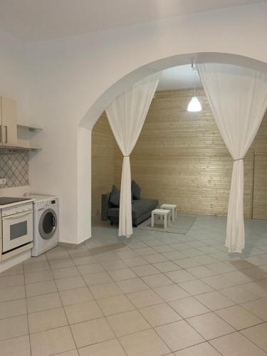 a living room with a couch and a microwave at Casa Marconi in Aragona