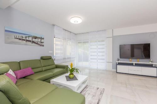 Luxurious villa with heated pool and rooftop jacuzzi