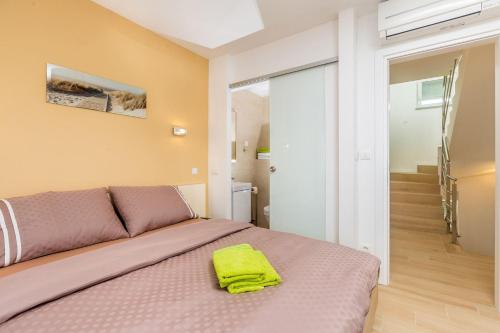 Postel nebo postele na pokoji v ubytování Luxurious villa with heated pool and rooftop jacuzzi