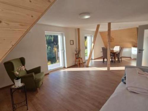 FaulenfürstSchwarzwaldblick Rothaus的带床的客厅和餐厅