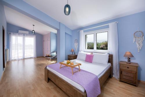 a bedroom with a large bed and a window at Green Hill Villa in Daratso