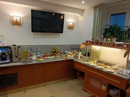 een keuken met een aanrecht met eten erop bij Aparthotel Adler in Krakau