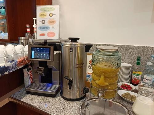 een blender op het aanrecht met een pot citroensap bij Aparthotel Adler in Krakau