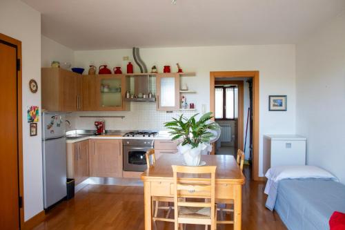 una cucina con tavolo e pianta di Casa della Zia a Marotta