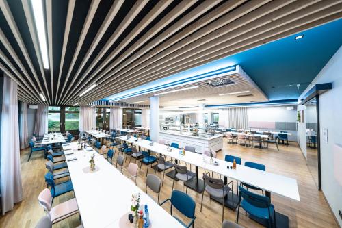 ein Bild einer Cafeteria mit Tischen und Stühlen in der Unterkunft Tagungshotel Kloster Untermarchtal 