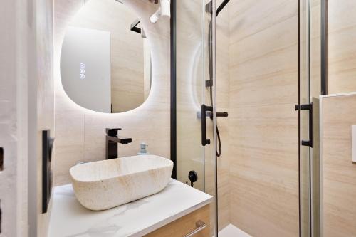 Parisian Gem with Stunning View - By Éditions Slim Paris